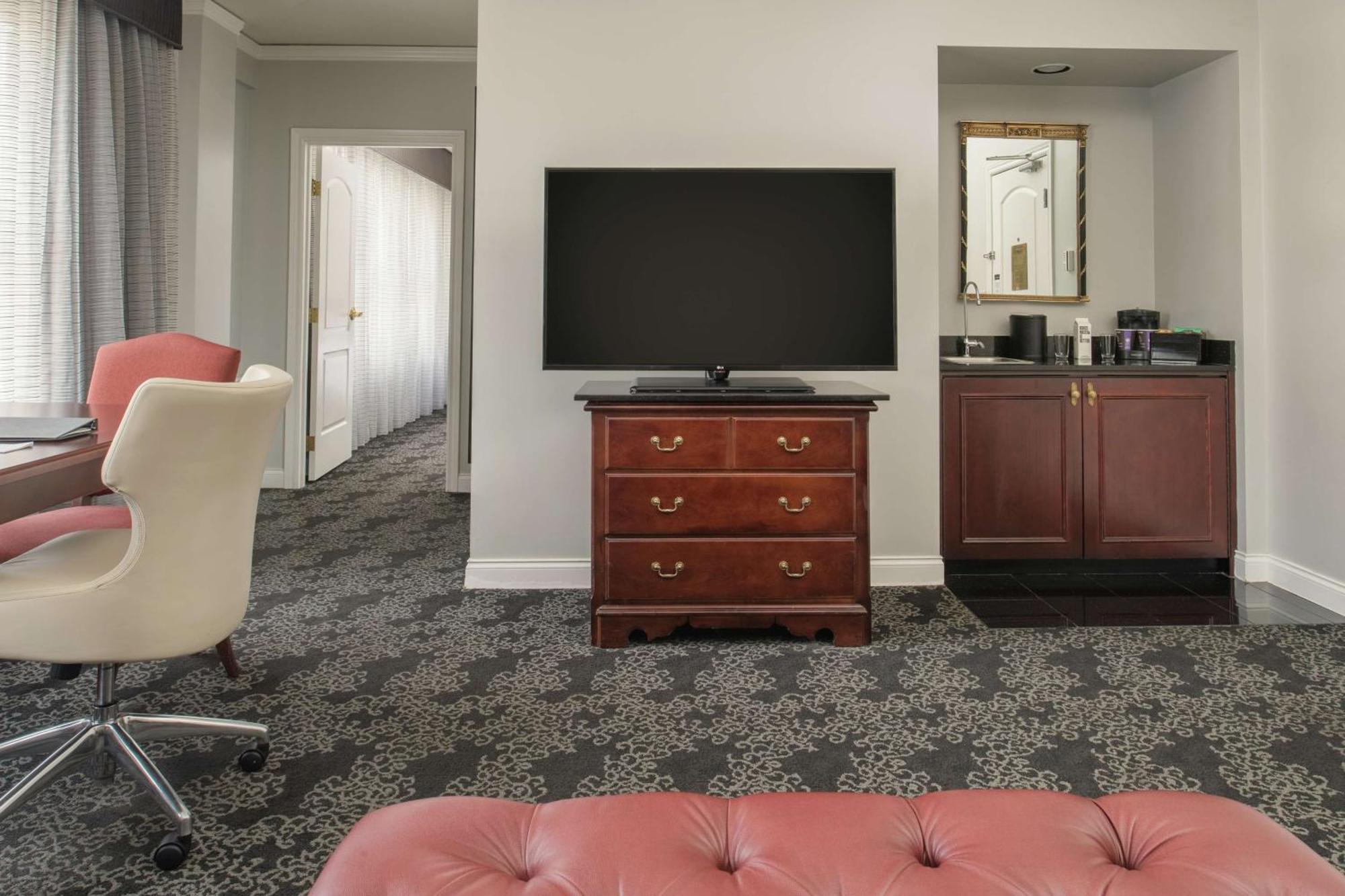 Embassy By Hilton Downtown 4*