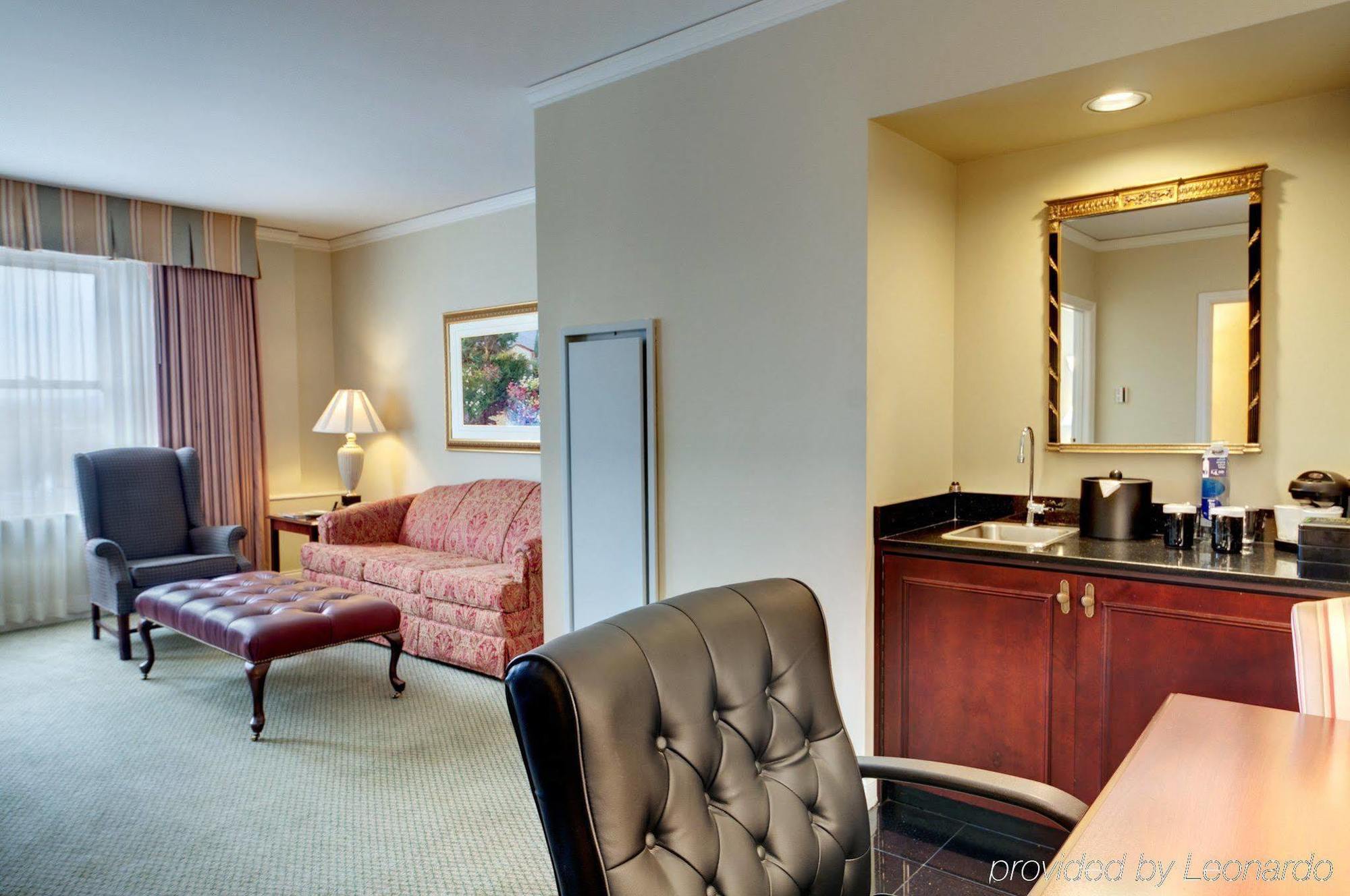 Hotel Embassy By Hilton Downtown 4*